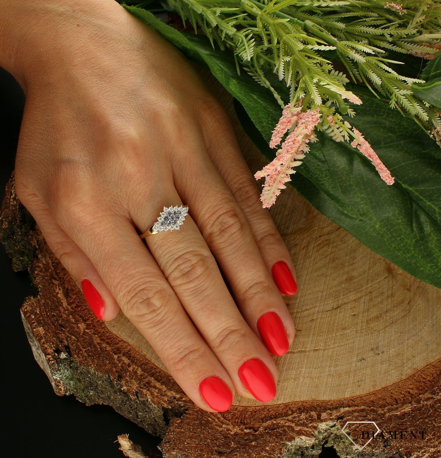 Złoty pierścionek 333 z tanzanitem i cyrkoniami bogato zdobiony PI 6047A.  Pierścionek został wykonany z najwyższej jakości złota próby 333. Waga pierścionka wynosi około 2,02 gram. Pierścionek został ozdobiony kamieniami nat (1).jpg